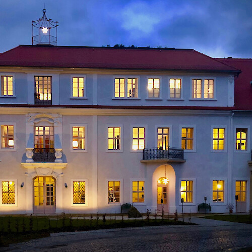 Schlossfassade in der Dämmerung