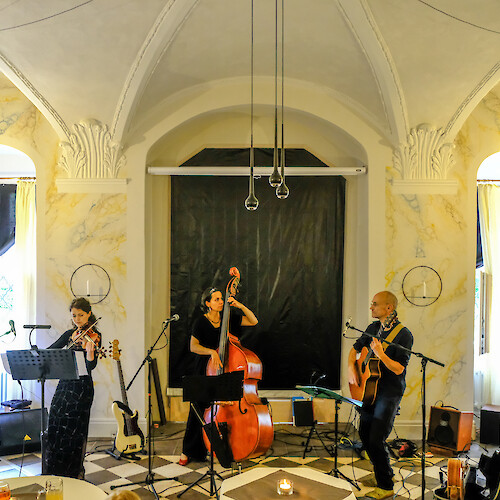 dreifarbenblau im Gartensaal
